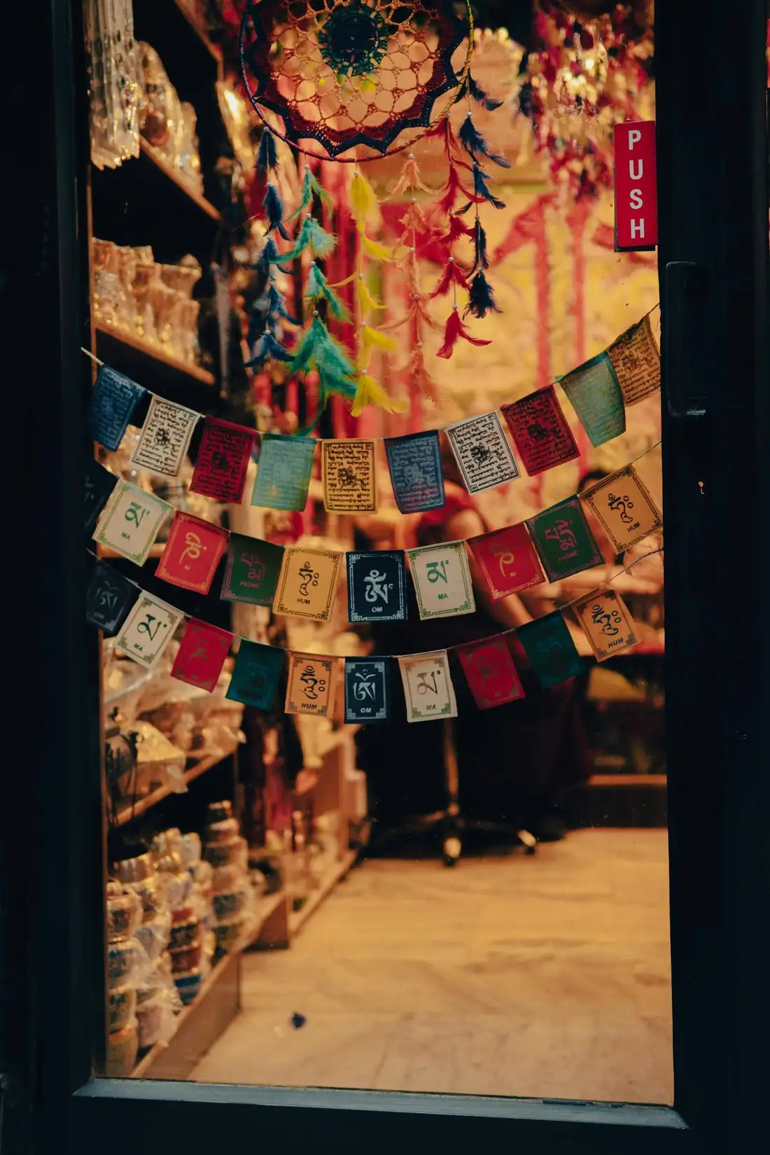 Parede urbana coberta por cartazes e posters sobrepostos.