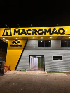 Miniatura: Vista frontal ampla da fachada da Macromaq com marca principal e estrutura metálica cinza.