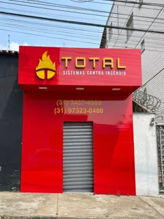 Miniatura: Fachada interna iluminada da Mast Turismo com letreiro amarelo sobre painel branco.