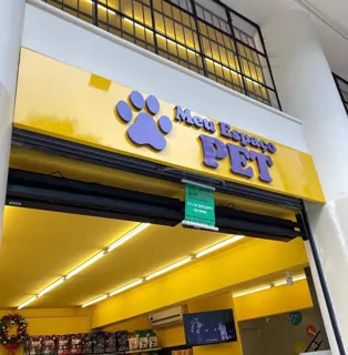 Miniatura: Fachada frontal da Pão & Bife com painel preto brilhante, telefone e perfil de Instagram.