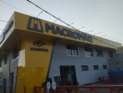 Miniatura: Fachada vermelha da Total Sistemas Contra Incêndio com letras douradas e porta central.