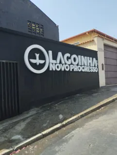 Miniatura: Letreiro externo da Lagoinha Novo Progresso em letras brancas sobre muro preto.